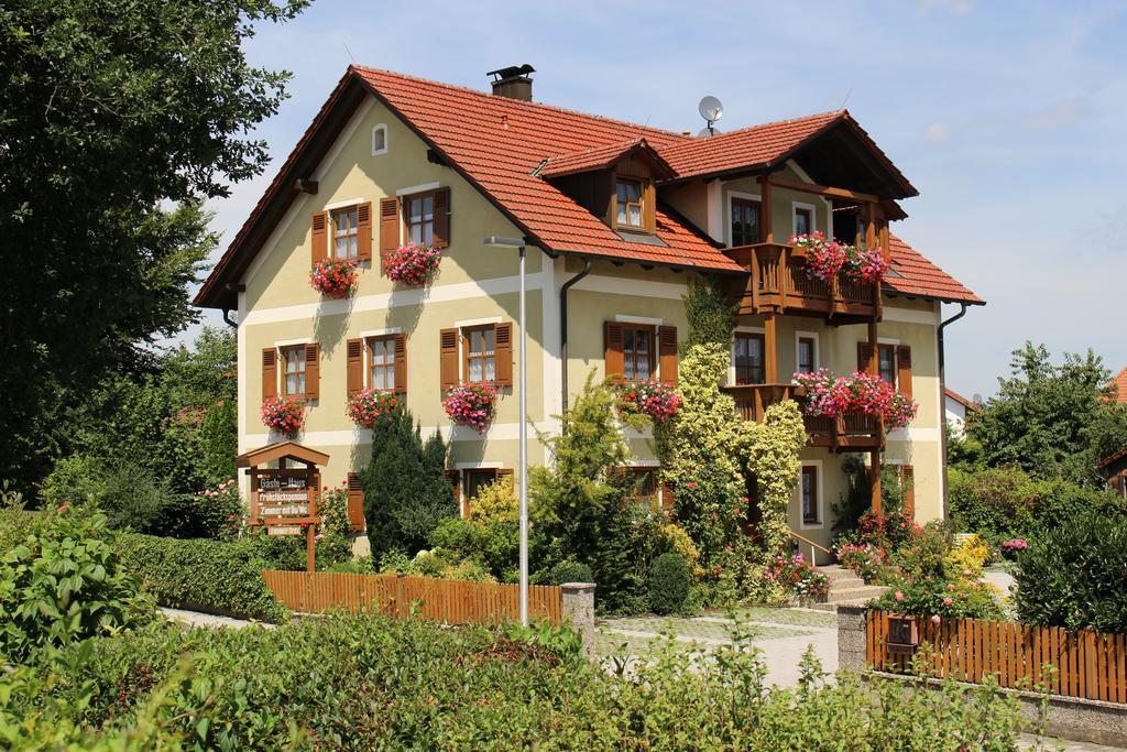 Gaeste-Haus Roesch Wiesent Exterior foto