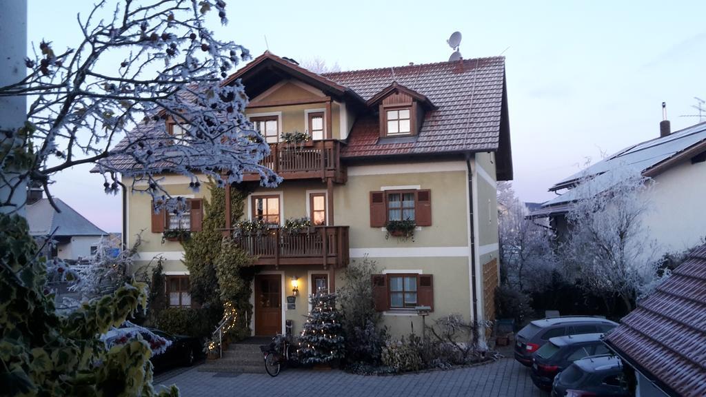 Gaeste-Haus Roesch Wiesent Exterior foto